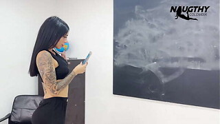 Gorgeous handler records a porn episode in the classroom