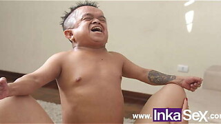 Jorgito el Guayaco enano se disfraza enga&ntilde_a y se folla a Milf lalin girl de grandes tetas delante de su esposo